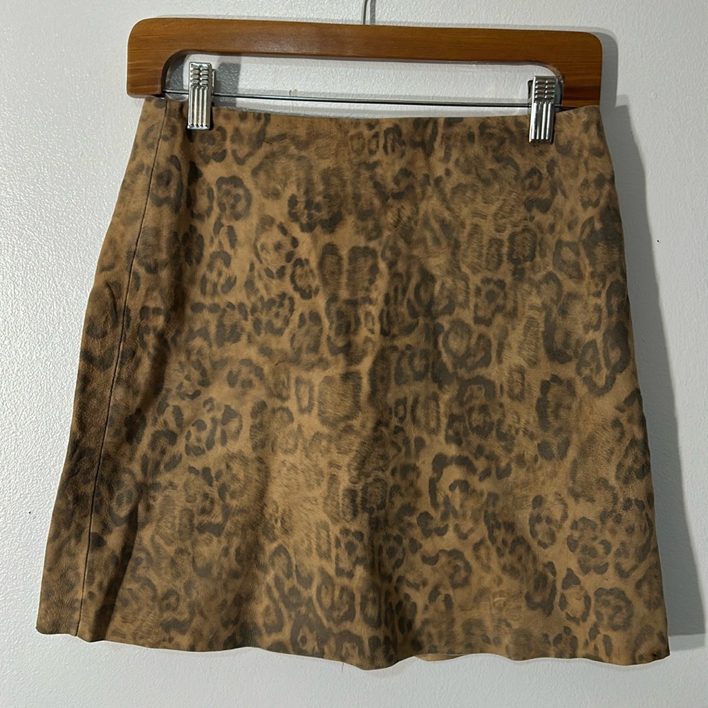 100% Leather Shirt. Leopard/Cheetah Print. Size 26
